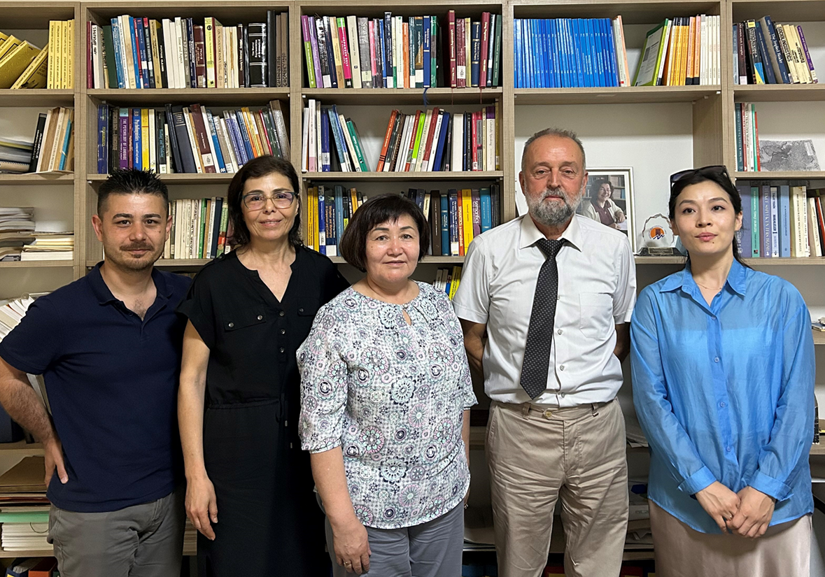 Şaysultan Şayahmetov "Til-Qazyna" Millî Bilim ve Uygulama Merkezinden Dil Araştırmaları Uygulama ve Araştırma Merkezine Ziyaret